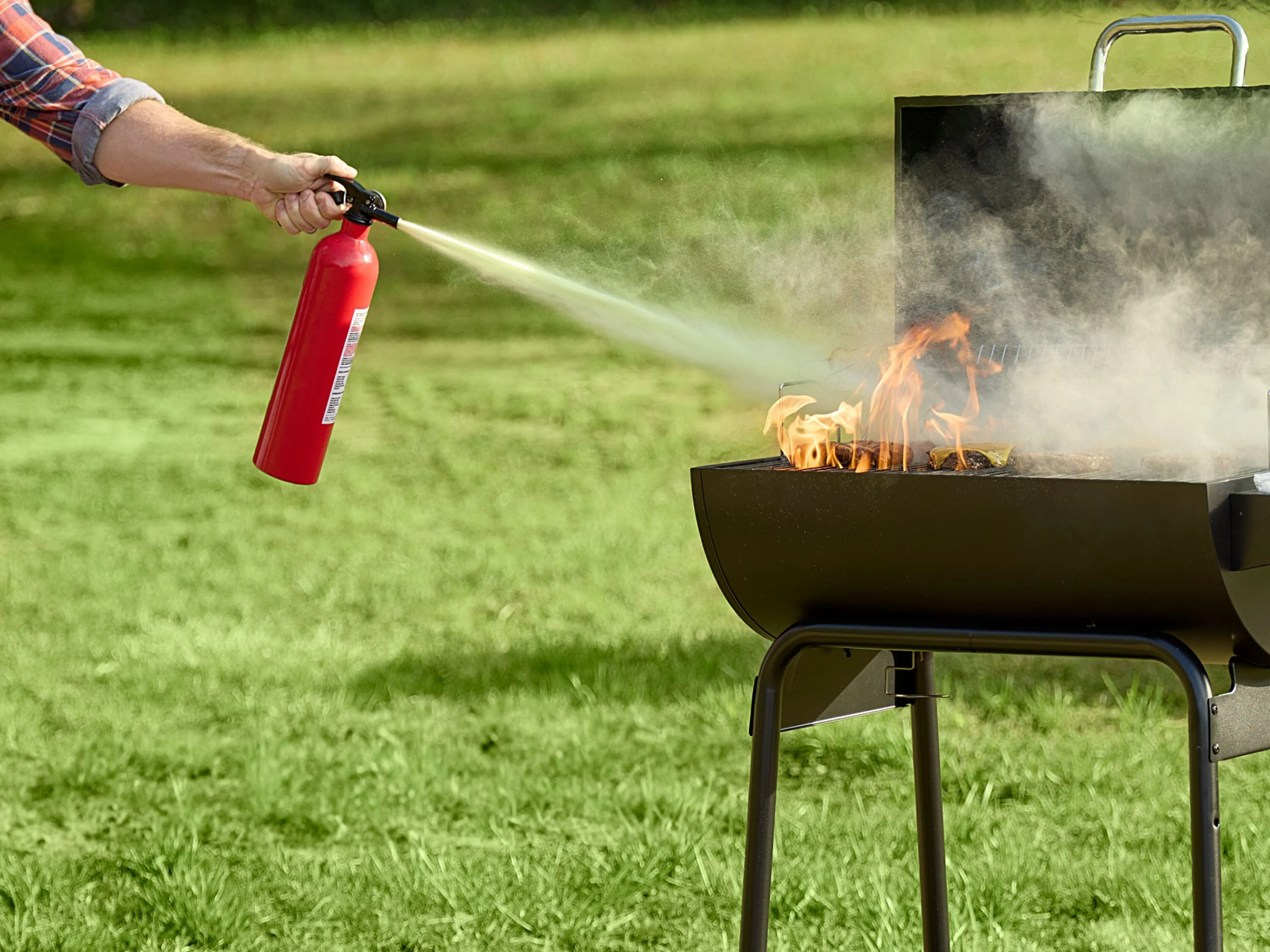 ถังดับเพลิง CO2 และผงเคมีแห้งวางเคียงกัน